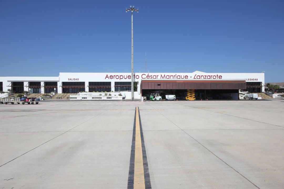 La T2 del aeropuerto César Manrique Lanzarote vista desde la pista.