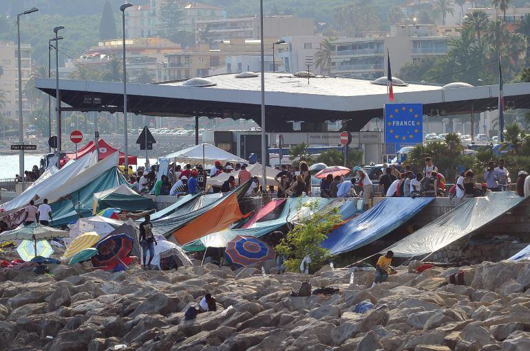 VNT08. Ventimiglia (Italy), 20/06/2015.- A view showing migrants camp site at the seaside of the Franco-Italian border in Ventimiglia, Italy, 20 June 2015. Hundreds of migrants have been blocked for days at the Italian-French border at Ventimiglia-Menton,