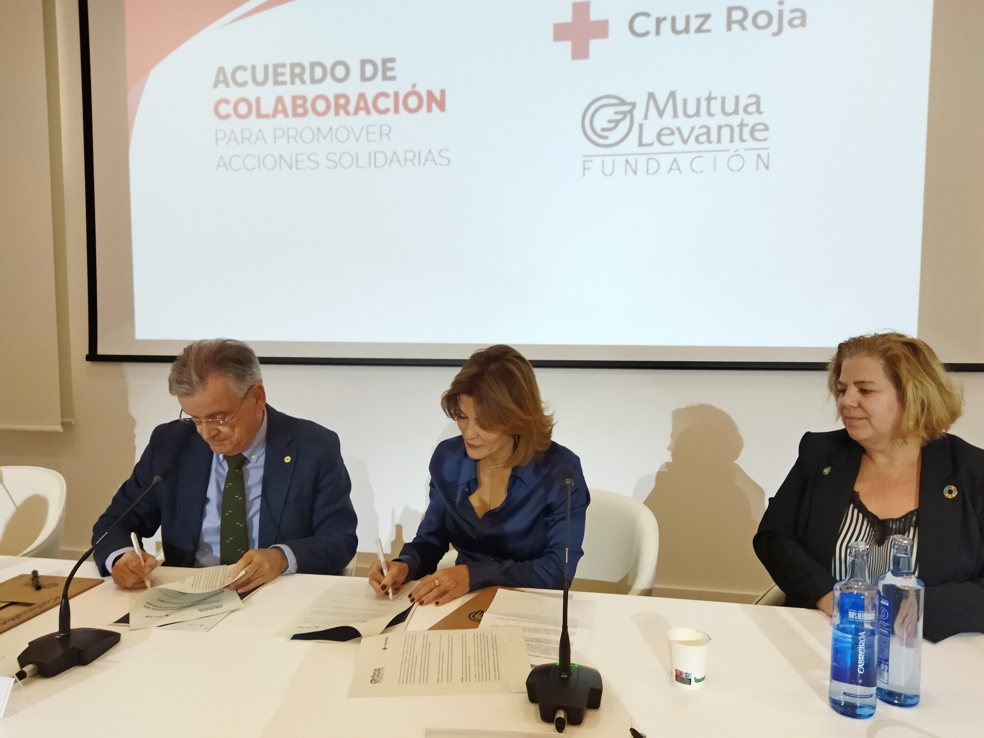 Rafael Gandía, presidente de Cruz Roja Comunitat Valenciana, y Elena Turrión, consejera ejecutiva de Mutua Levante y vicepresidenta de Fundación Mutua Levante firmado el convenio de colaboración ante la mirada de Aranza de Gracia, edil de Políticas Inclusivas.
