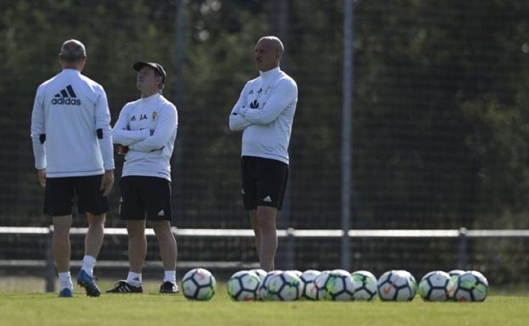 Dani Mayo, el más alto, con Anquela en un entrenamiento del Real Oviedo