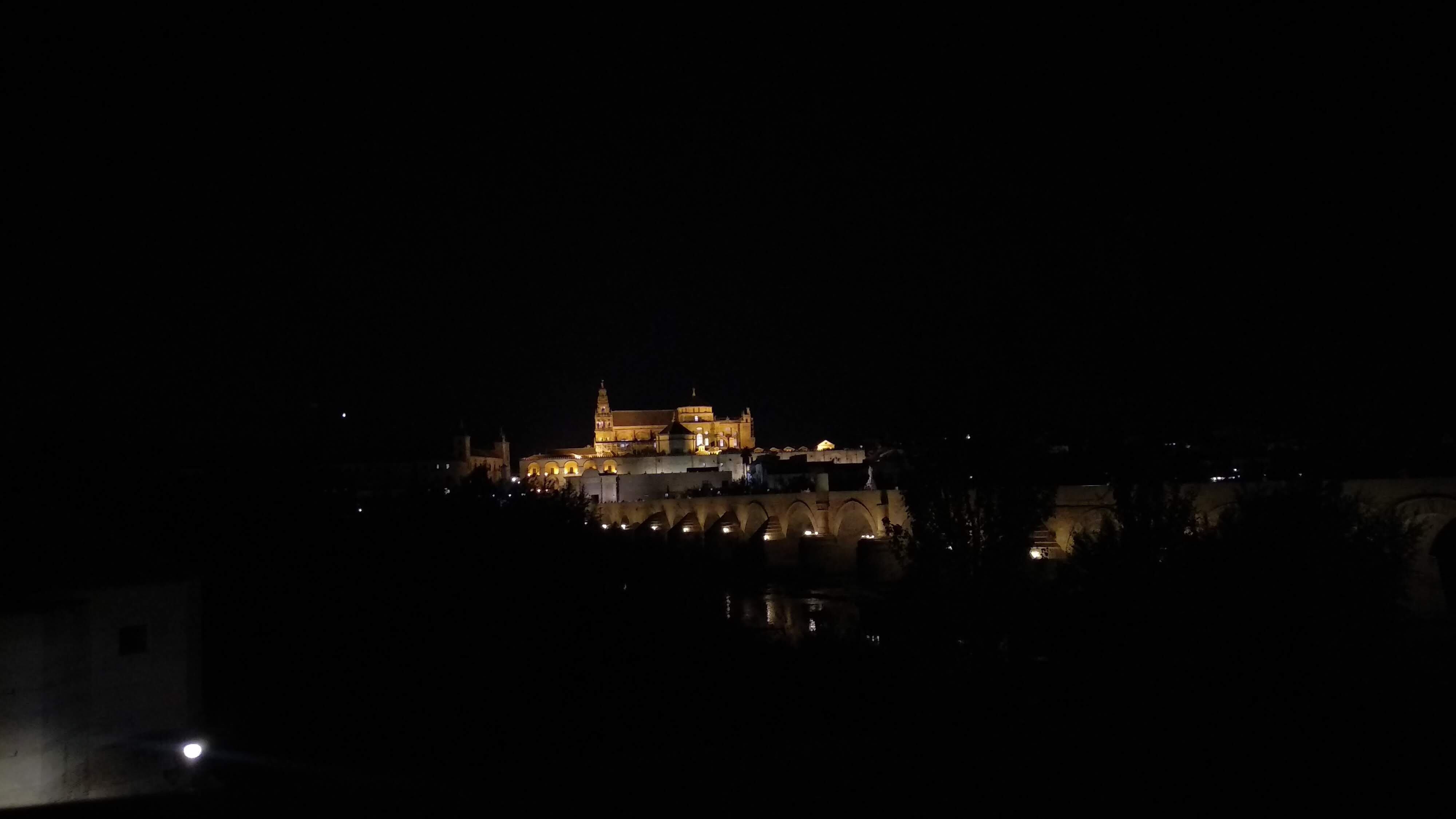 Panorámica nocturna de la Mezquita de Córdoba y el Puente Romano