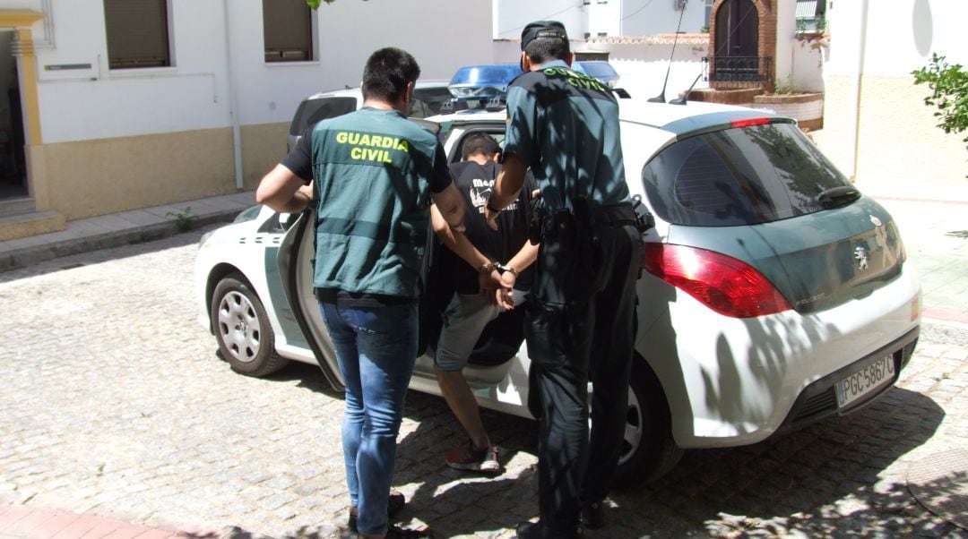 Agentes de la Guardia Civil con uno de los detenidos en Martos.