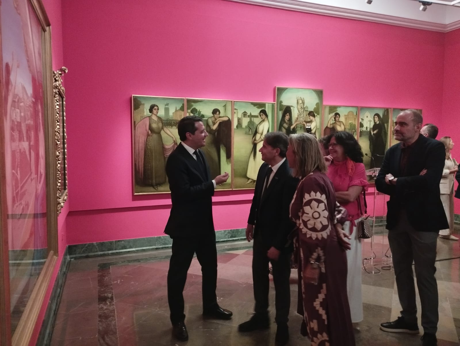 El alcalde, José María Bellido, hablando con el director general de la Fundación Telefónica, Luis Prendes. Junto a ellos la concejala de cultura, Isabel Albás, y el comisario de la muestra, Óscar Fernández.