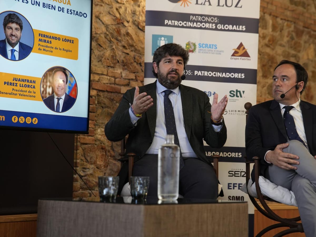 López Miras y Pérez Llorca defienden una agenda común en agua, financiación e infraestructuras en el Foro La Luz de Murcia