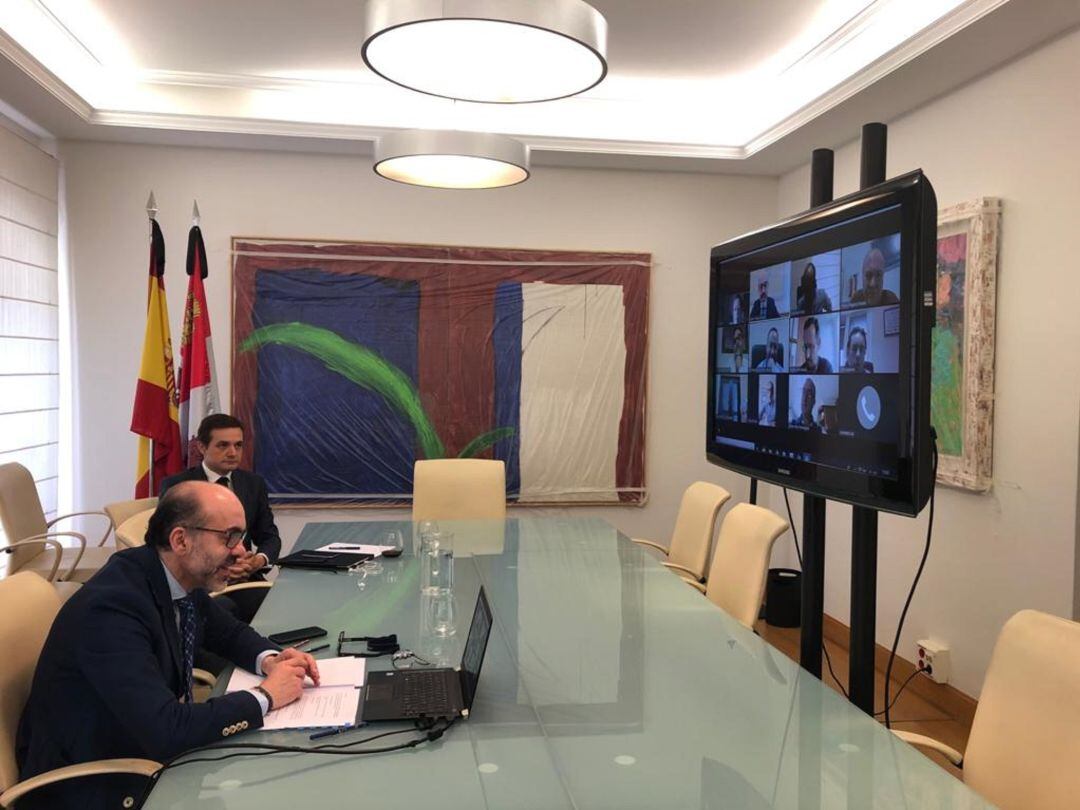 El consejero de Cultura mantiene una videoconferencia con los responsables del paraje 