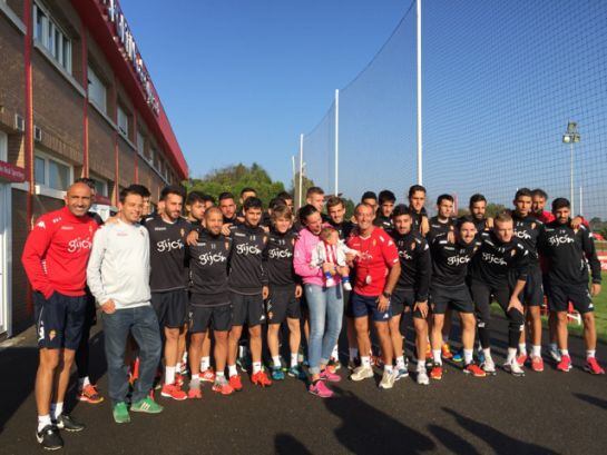 Valeria con la plantilla del Sporting - Foto: Real Sporting