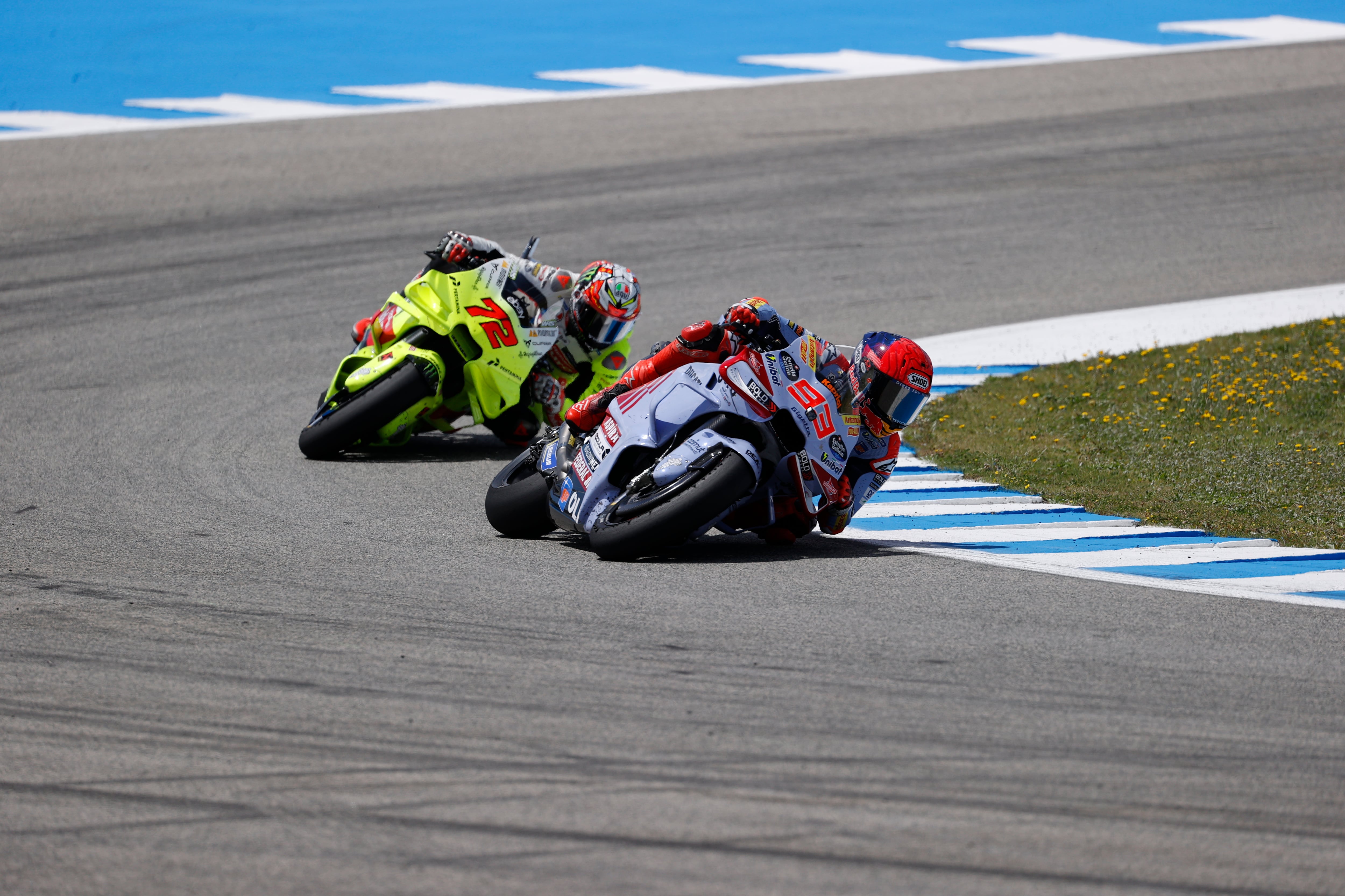 El piloto italiano de MotoGP Marco Bezzecchi (i) (Pertamina Enduro VR46 Racing Team) y el español Marc Márquez (d) (Gresini Racing MotoGP) durante la carrera del Gran Premio de España de Motociclismo de 2024 disputado este domingo en el Circuito de Jerez - Ángel Nieto  EFE/Román Ríos