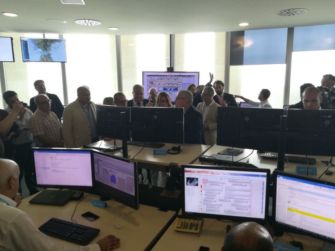 Susana Díaz, visita las instalaciones del Centro de Control Marítimo de Maersk 