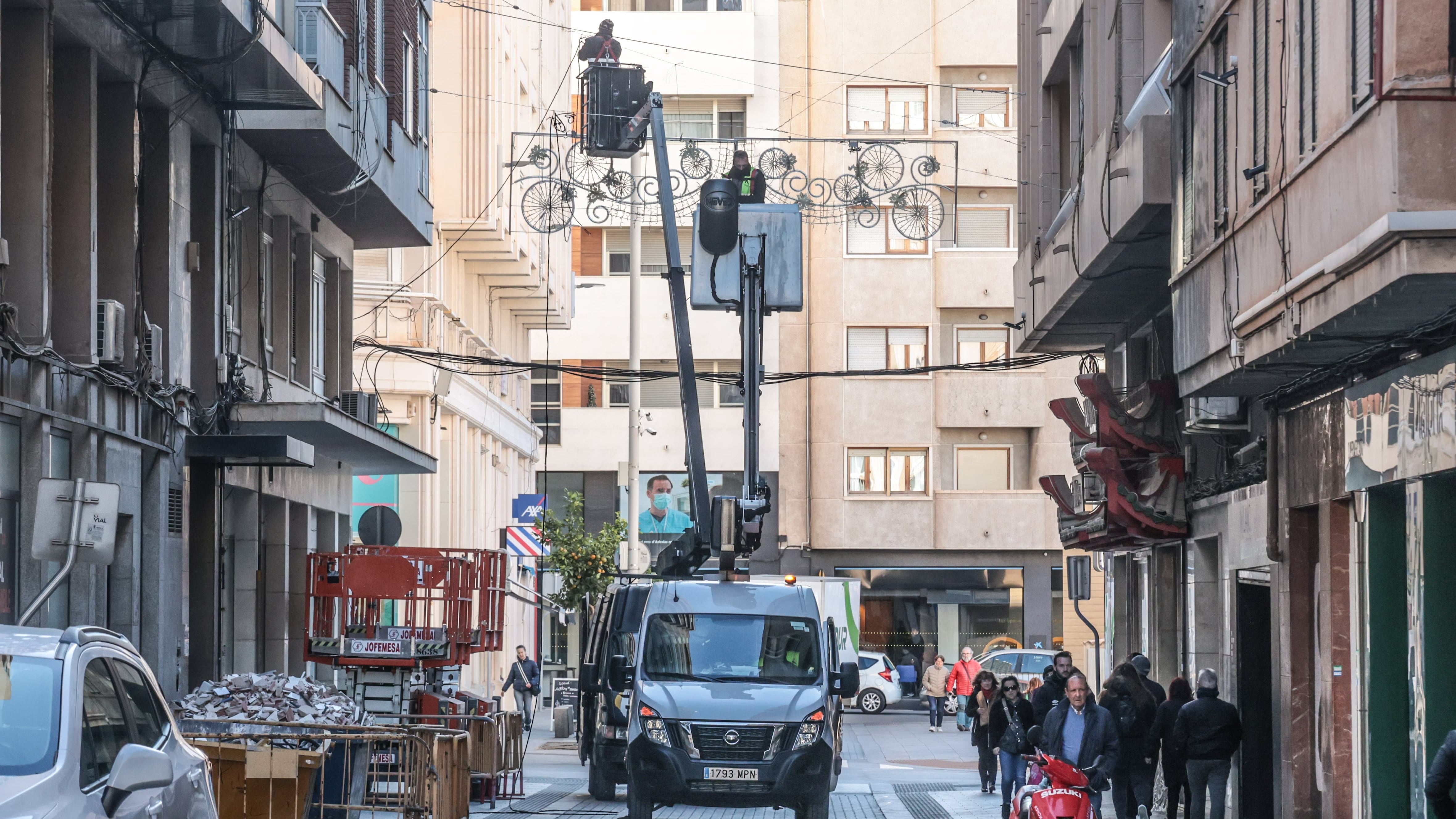 Este lunes ha comenzado a instalarse la iluminación navideña en la calle Dahellos