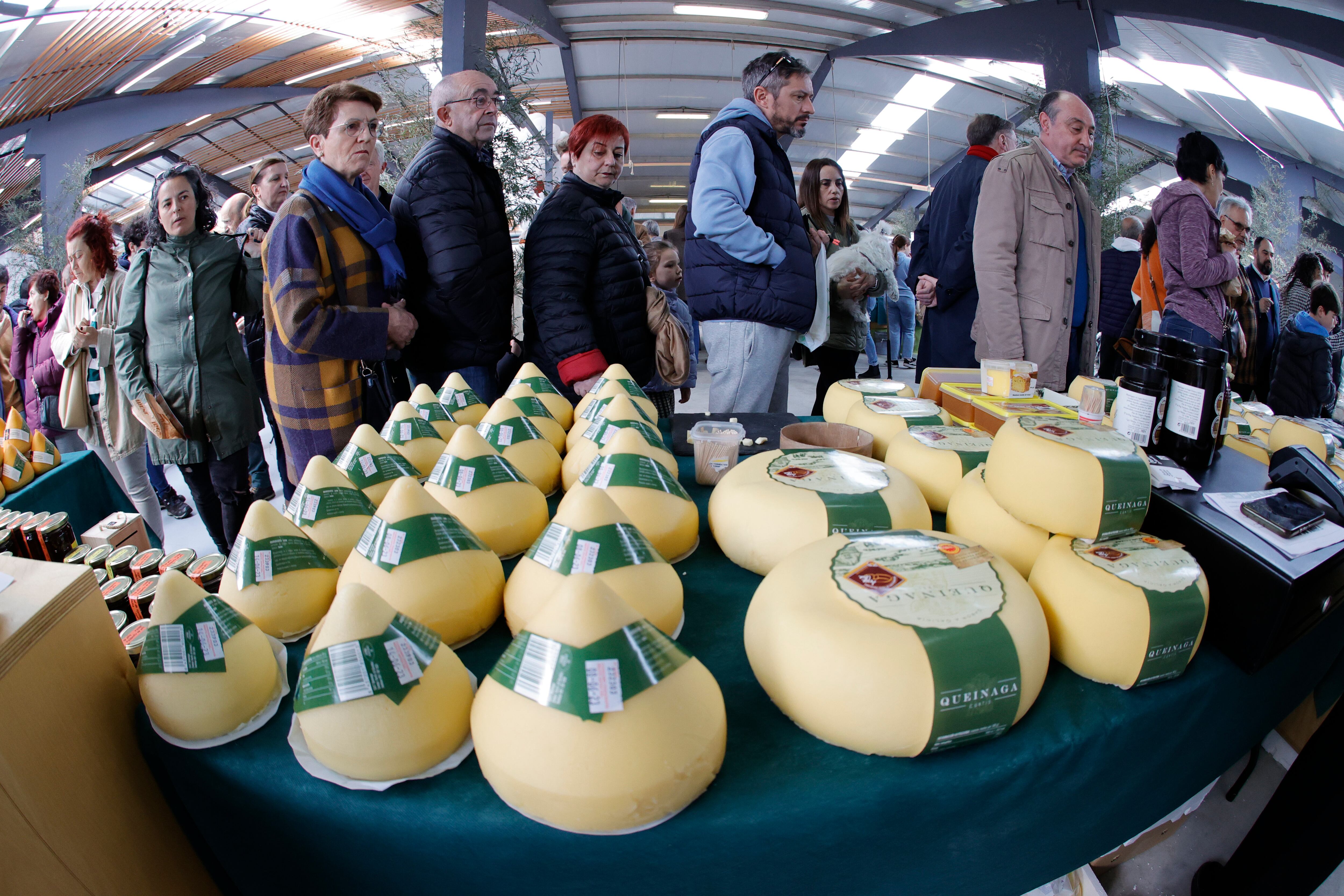 MOECHE, 26/03/2023.- Varios visitantes recorren los diferentes puestos durante la quinta edición de la feria del queso de Moeche, este domingo. EFE/ Kiko Delgado.