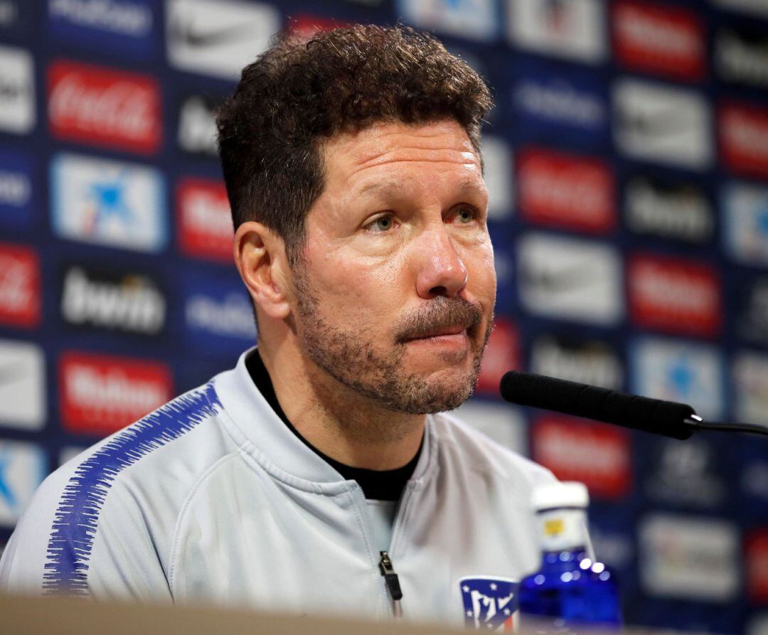 El entrenador del Atlético de Madrid, el argentino Diego Simeone, durante la rueda de prensa posterior al entrenamiento realizado hoy en el Cerro del Espino, en Majadahonda, para preparar el partido de la jornada 14 de Liga de Primera División que el conjunto rojiblanco disputa contra el Girona mañana en el estadio Municipal de Montilivi.