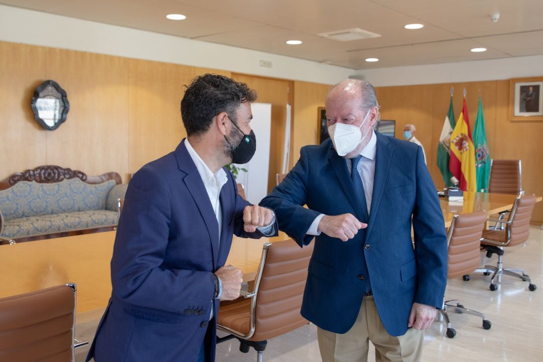 El alcalde de La Campana, Manuel Fernández Oviedo junto al presidente de la Diputación, Fernando Rodríguez Villalobos