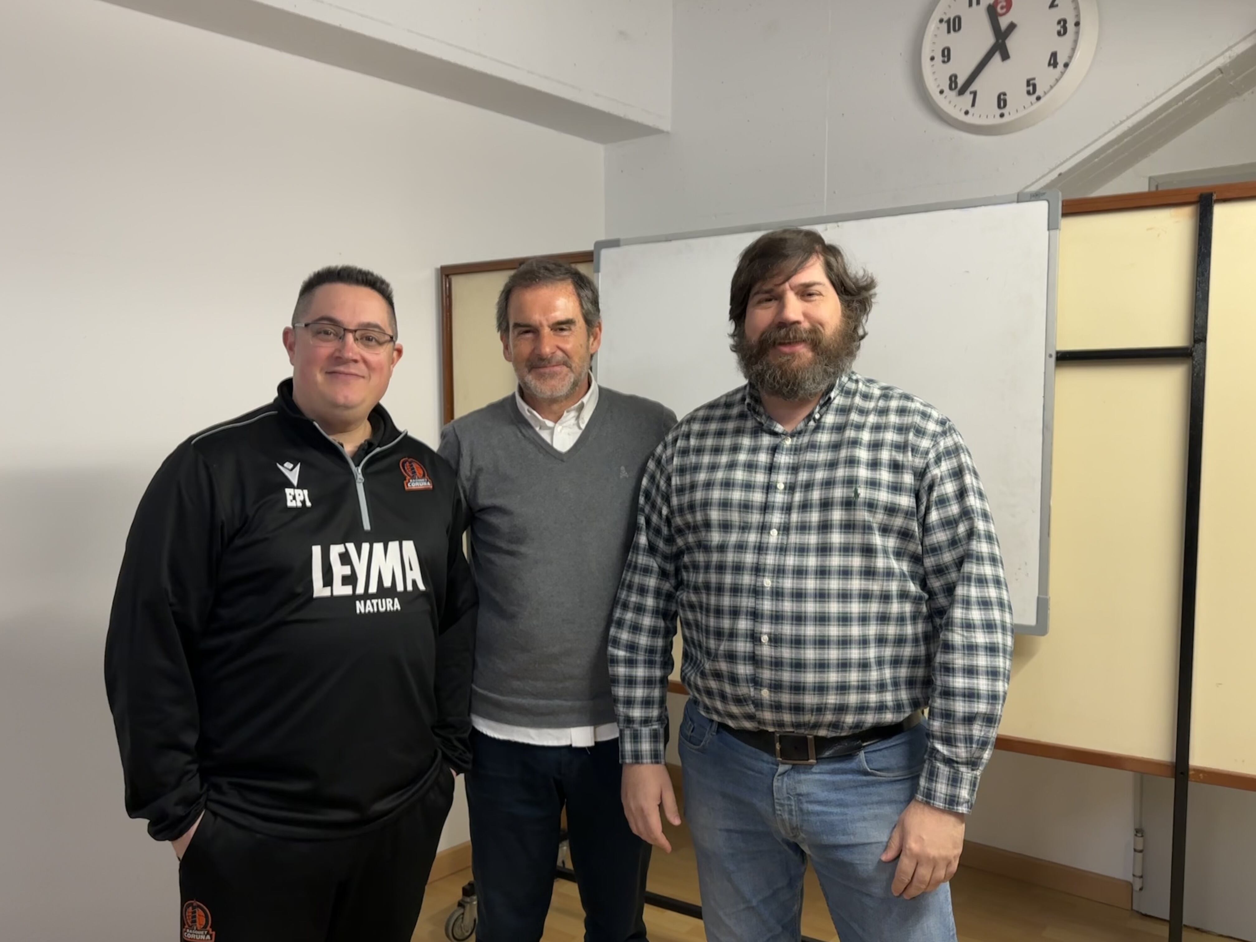 Diego Epifanio, entrenador del Básquet Coruña, Carlos Lariño, médico, y Gabriel Barreiro, alma mater de Tsunami Naranja