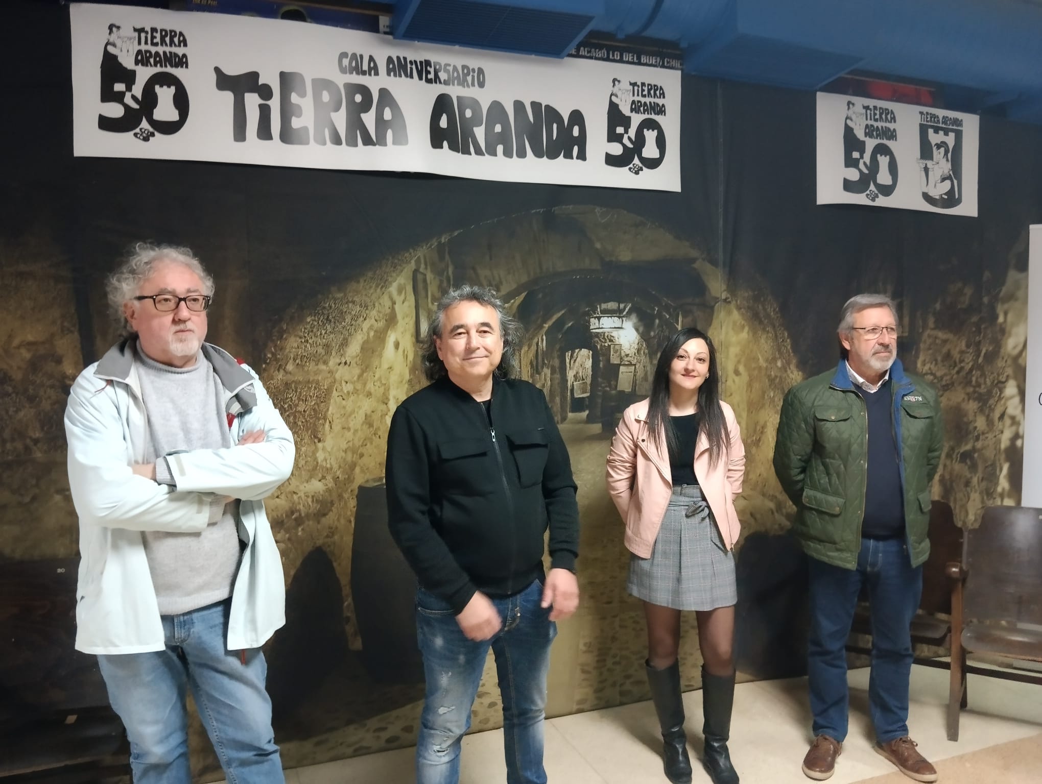 De izquierda a derecha, José Antonio Gallardo, vicepresidente de la peña Tierra Aranda, Héctor Díez Berzosa, presidente, Luisa Gútiez, última de las cuatro mujeres en incorporarse, y Luis Blanco, uno de los socios fundadores