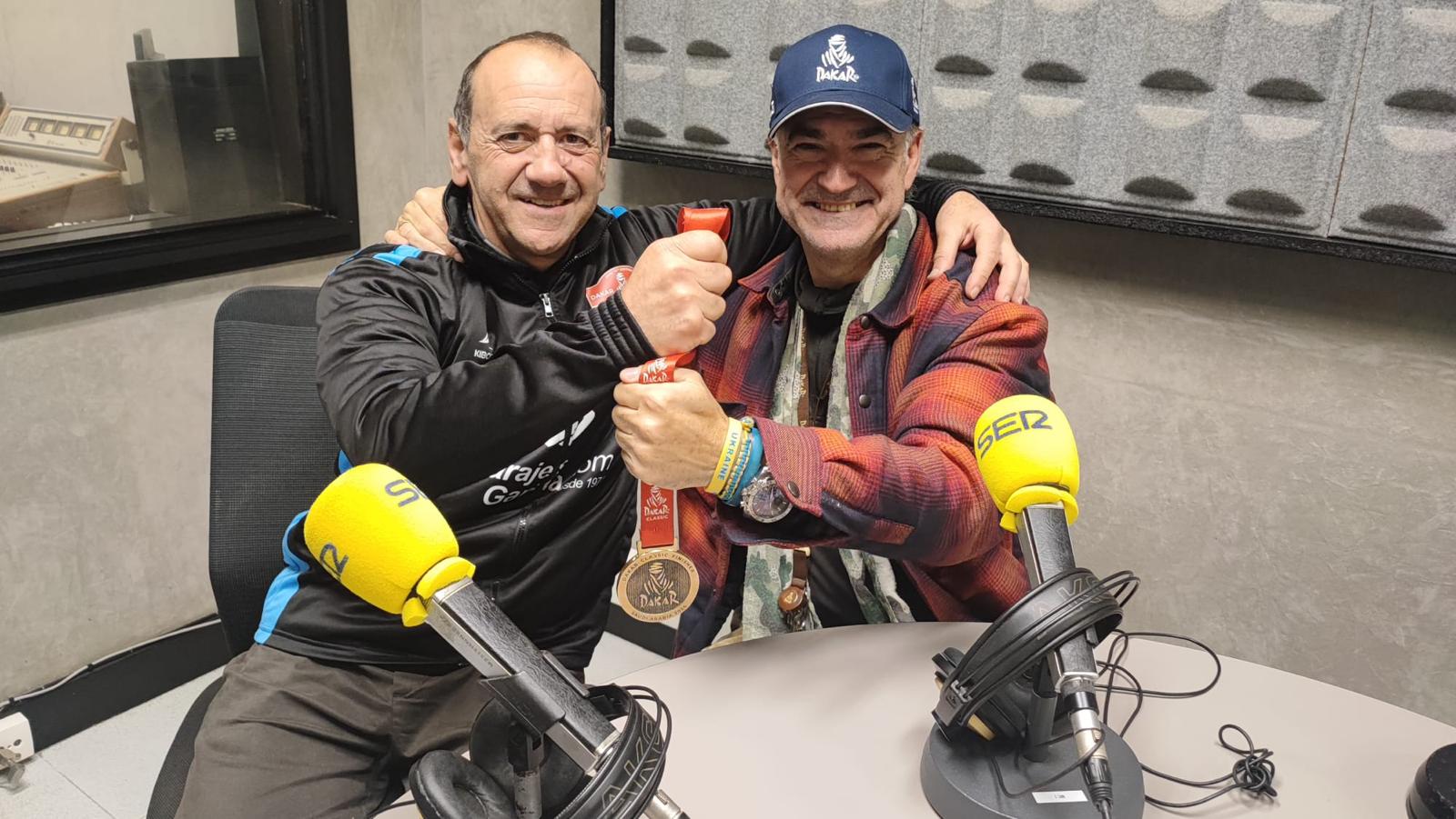 Fernando García e Ignacio Corcuera posan con la medalla del &#039;Dakar Classic&#039;