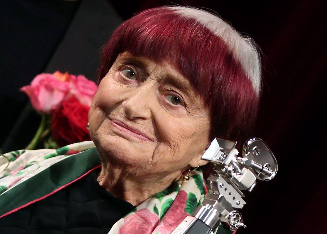 Imagen de archivo realizada el 13 de febrero de 2019 que muestra a la directora de cine francesa Agnés Varda mientras recibe la Cámara de la Berlinale durante la presentación del documental &#039;Varda by Agnes&#039; 