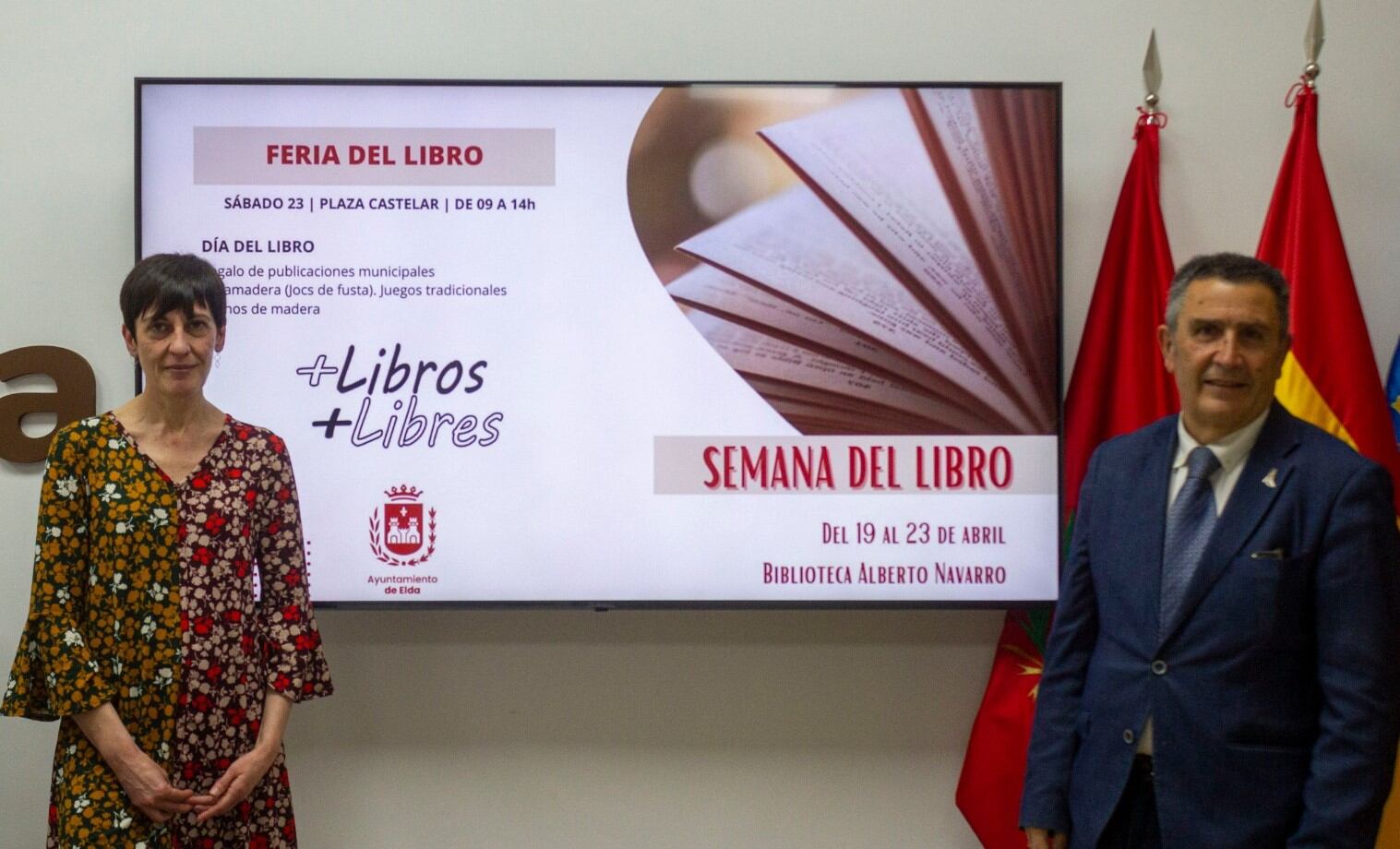 El concejal de Cultura y Museos, Amado Navalón, acompañado de Reme Páez, técnica de la Biblioteca Municipal de Elda, ha dado a conocer el programa de actividades