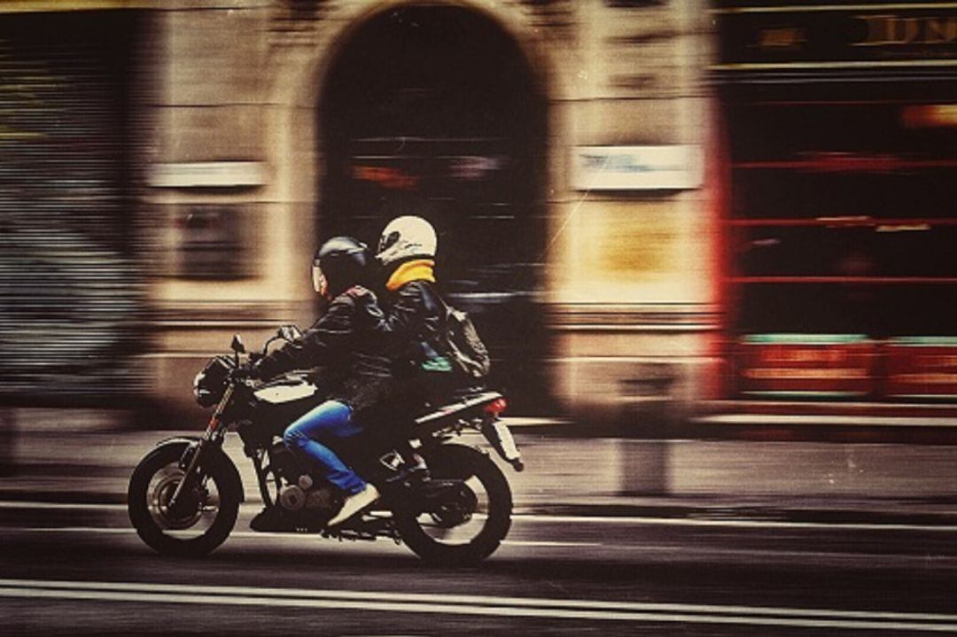 Moto circulando por una ciudad