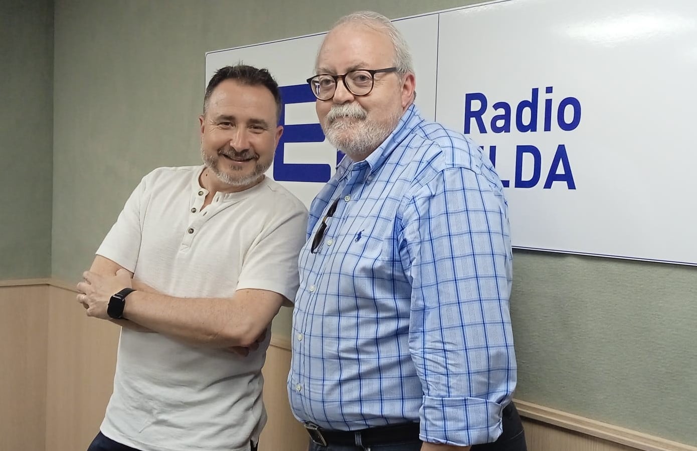 Vicente Peñataro y Antonio García, en el estudio de Radio Elda SER