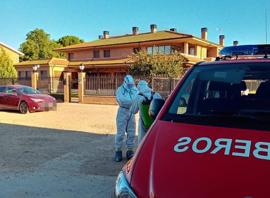 Los Bomberos de Aranda colaboraron este miércoles en la desinfección de la residencia