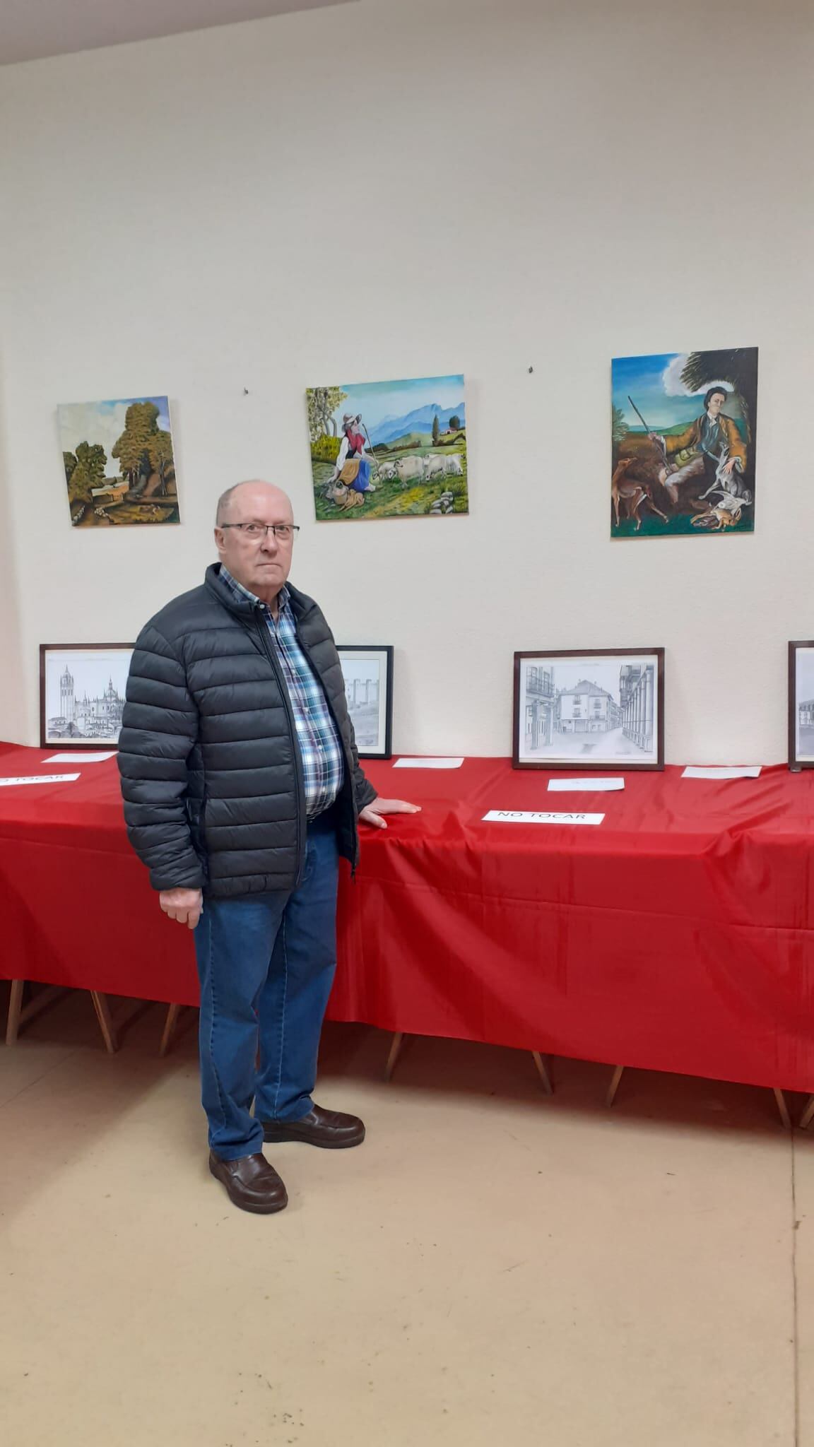 Anselmo Izquierdo Yusta posa con algunas de sus obras