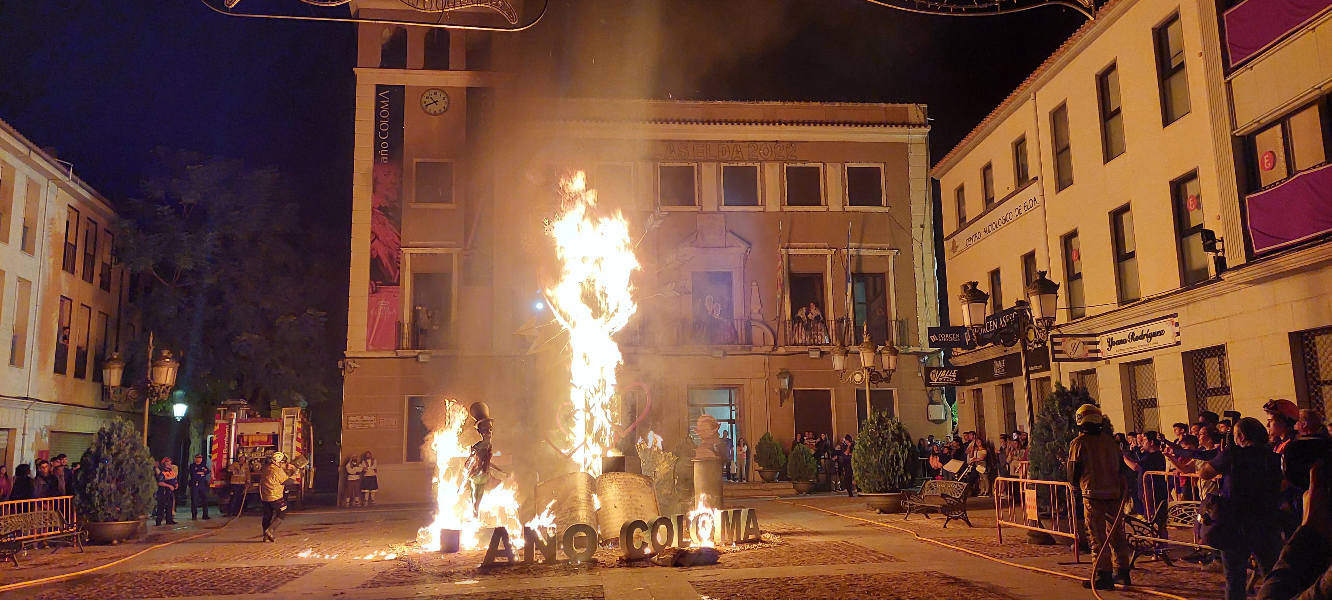 La Falla Oficial de Elda en llamas