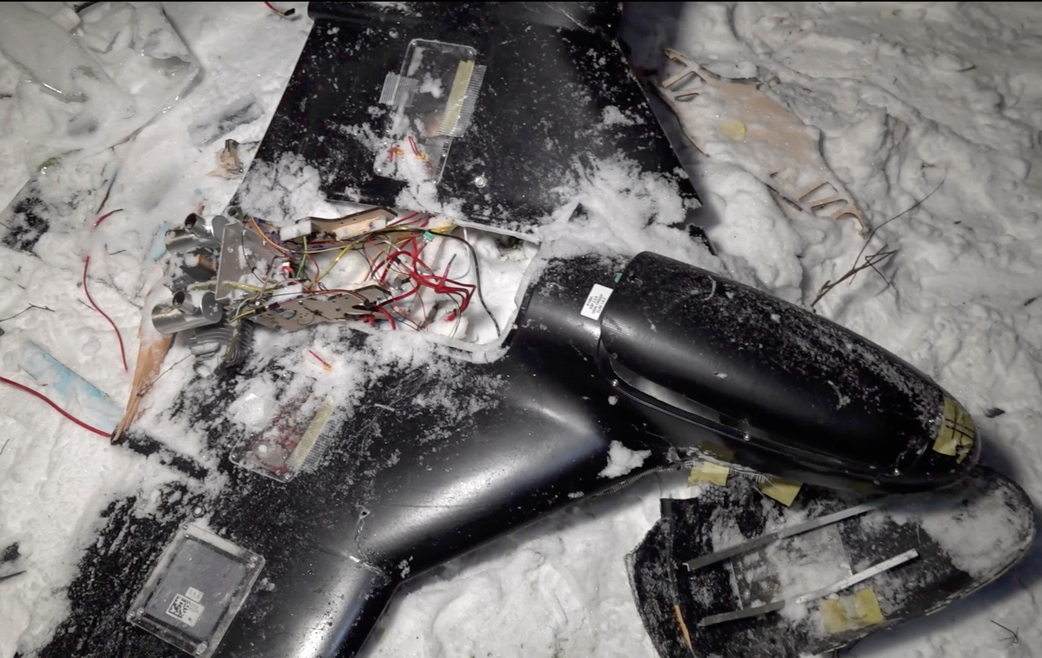  Las autoridades rusas han presnetado imágenes de varios drones derribados sobre la nieve como prueba irrefutable de que Ucrania lanzo un ataque contra una residencia vacaiconal de Putin. 