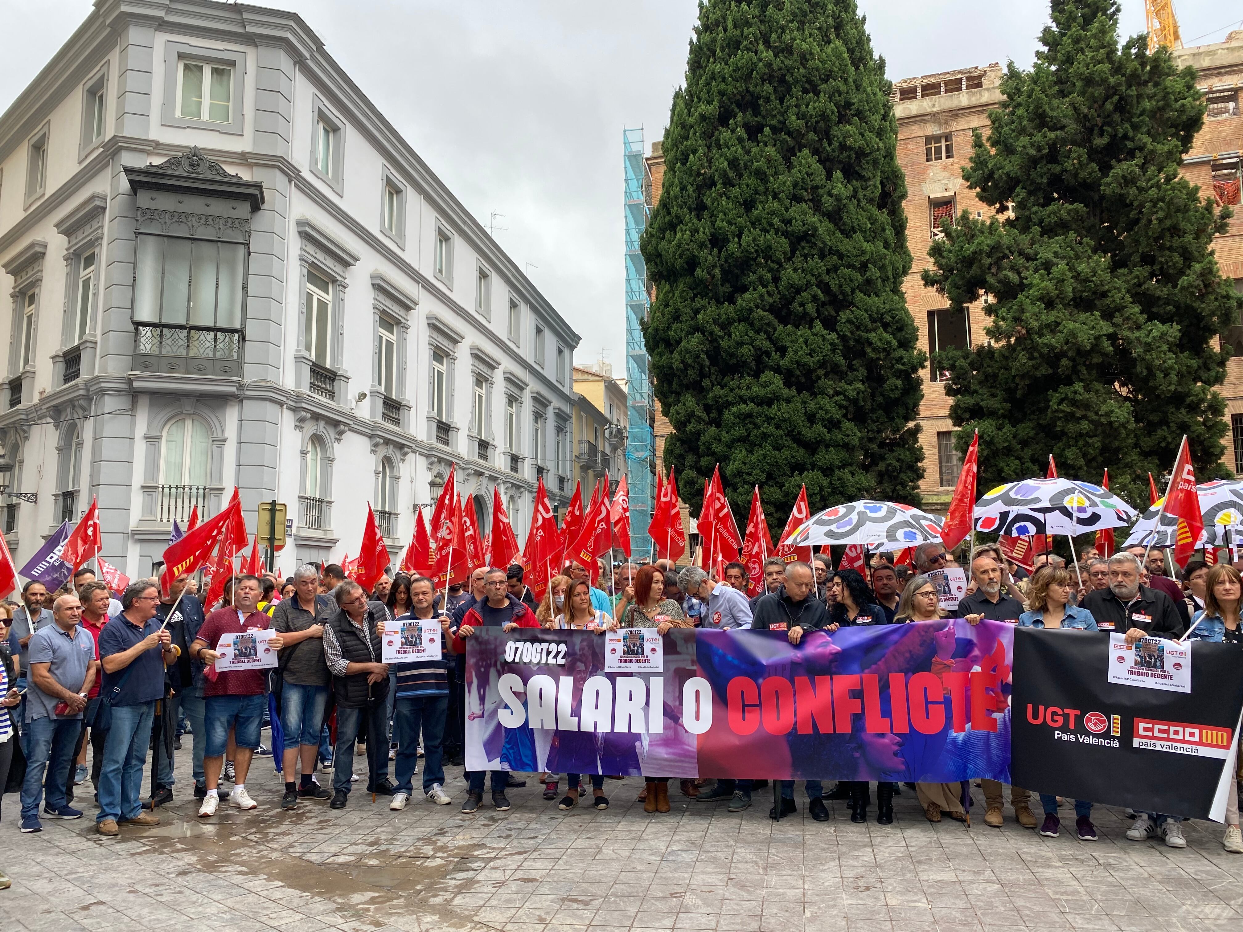 CCOO y UGT se concentran a las puertas de la CEV