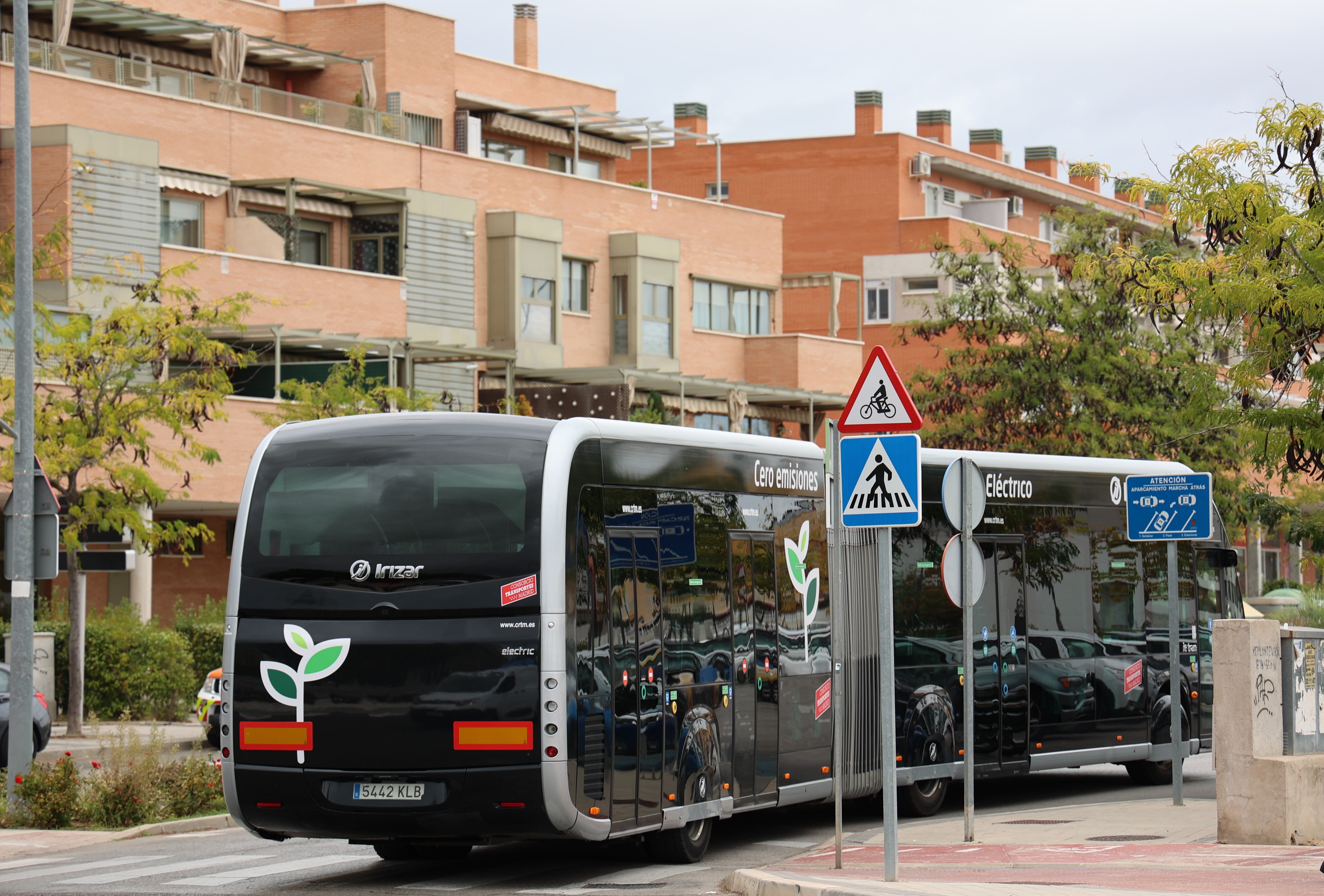 Uno de los Buses de Uso Prioritario (BuP) por las calles de Arroyomolinos