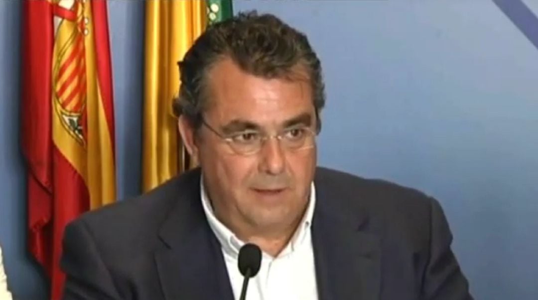 El alcalde de El Puerto en 2013, Enrique Moresco (PP) en la conferencia de prensa de anuncio del acuerdo sobre los terrenos