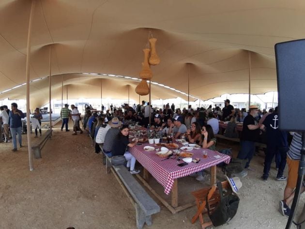 Aspècto de la carpa durante el almuerzo