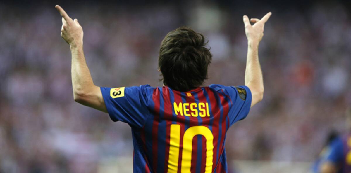 El delantero argentino del FC Barcelona, Lionel Messi, celebra la consecución del segundo gol de su equipo ante el Athletic Club, en la final de la Copa del Rey de fútbol que se disputa esta noche en el estadio Vicente Calderón de Madrid