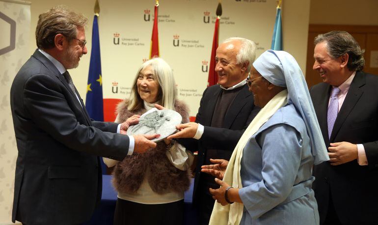 Juan Luis Cebrián recibe el premio que otorga el Foro Ecuménico Social