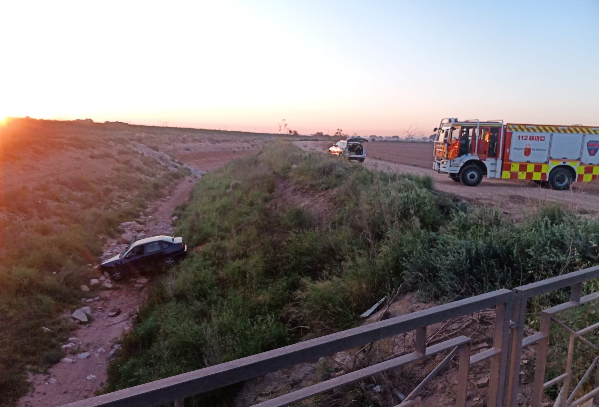 Trasladan al hospital a la conductora de un turismo caído a un canal del Trasvase, en Torre Pacheco