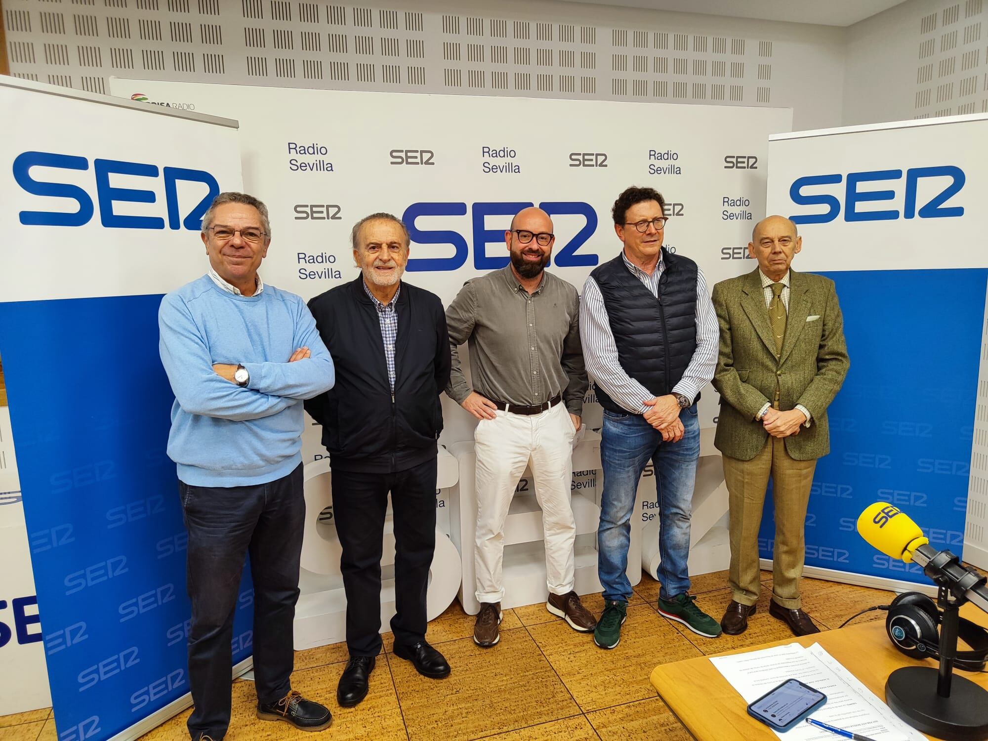 Desde la izquierda Salomón Hachuel, José Luis Cabeza (Baltasar), Jesús Vera Carrillo (Melchor), Federico Alonso Aliste (Gaspar) y Emilio Boja (presidente del Ateneo)