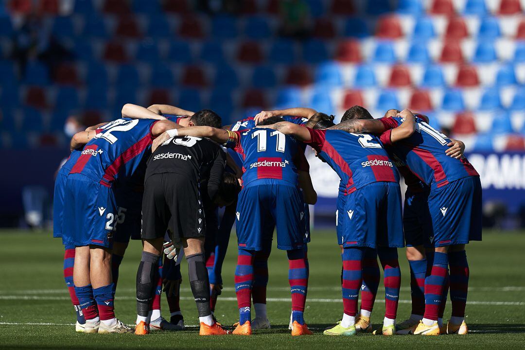 Varios jugadores del Levante UD antes del inicio de un partido