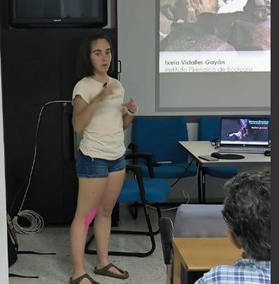 La geóloga Ixeia Vidaller durante la charla en Peña Guara