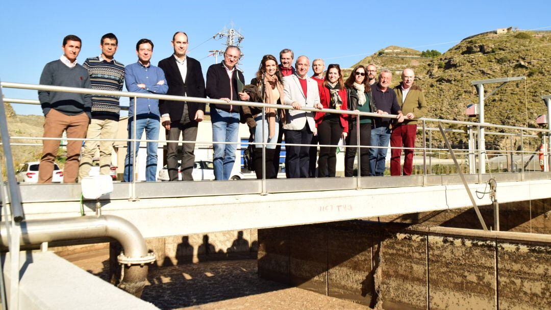 La delegada de medio ambiente, Inmaculada Oria, junto al presidente de la Mancomunidad, Sergio García, la alcaldesa de Albuñol, Maria José Sánchez  y técnicos del área