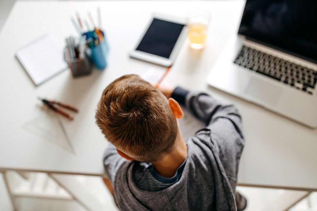 Niño haciendo tareas con el apoyo de la tecnología