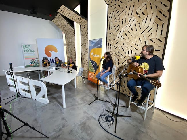 Evelyn Piñero (voz) y Bienve Campoy (guitarra), de Evve, han sido los encargados de poner música en directo al programa Hoy por hoy Región de Murcia