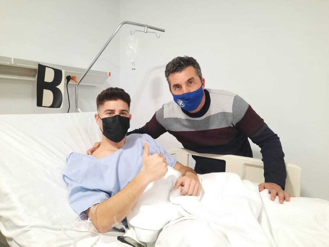 Alejandro Padilla con Edu Villegas en la habitación del Hospital