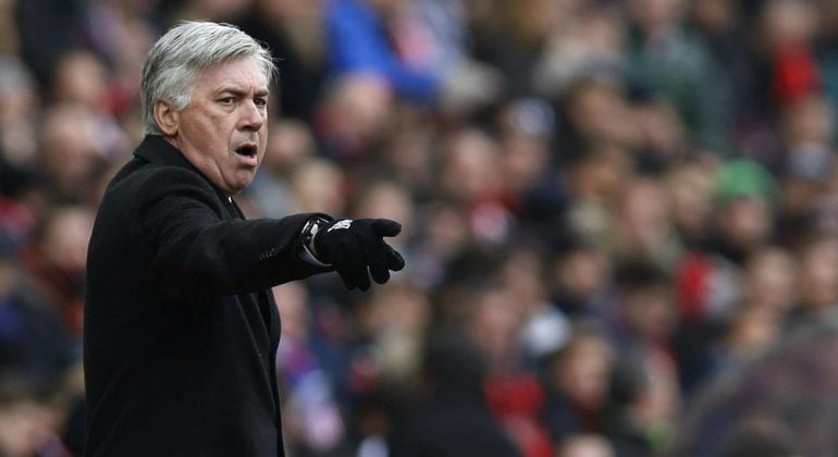 GRA239. MADRID, 07/02/2014.- El entrenador del Real Madrid, el italiano Carlo Ancelotti, da instrucciones a sus jugadores en su partido ante el Atlético de Madrid de la vigésima segunda jornada de liga en Primera División que se disputa esta tarde en el e