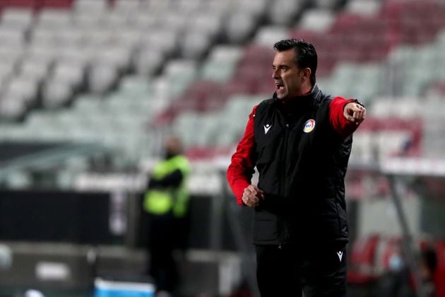 Koldo Álvarez dirigiendo a Andorra desde el área técnica