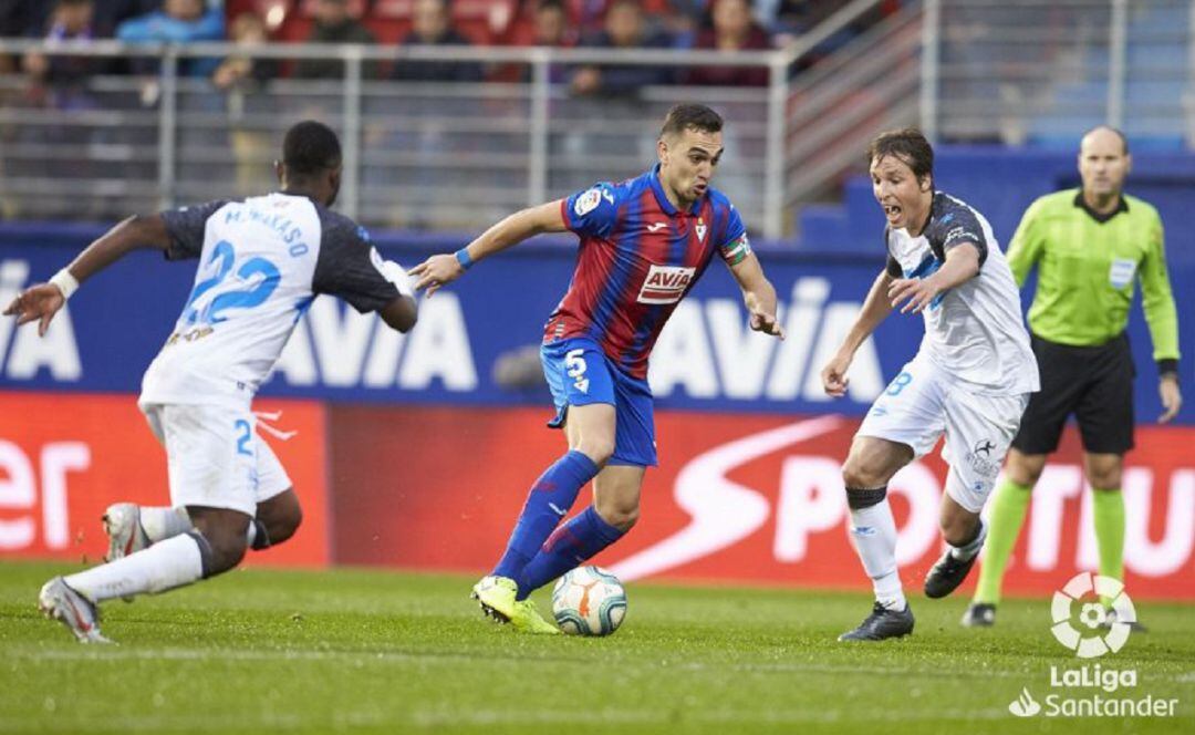 Gonzalo Escalante ante el Alavés