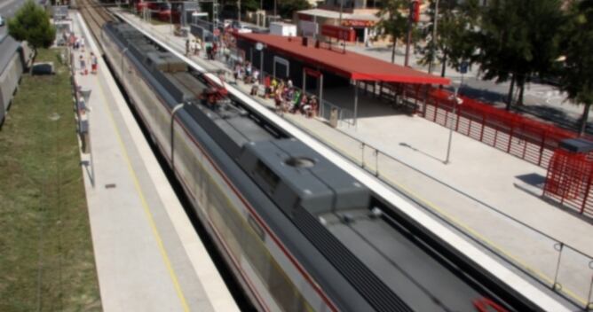 Un tren passa per l'estació de Castelldefels-Platja