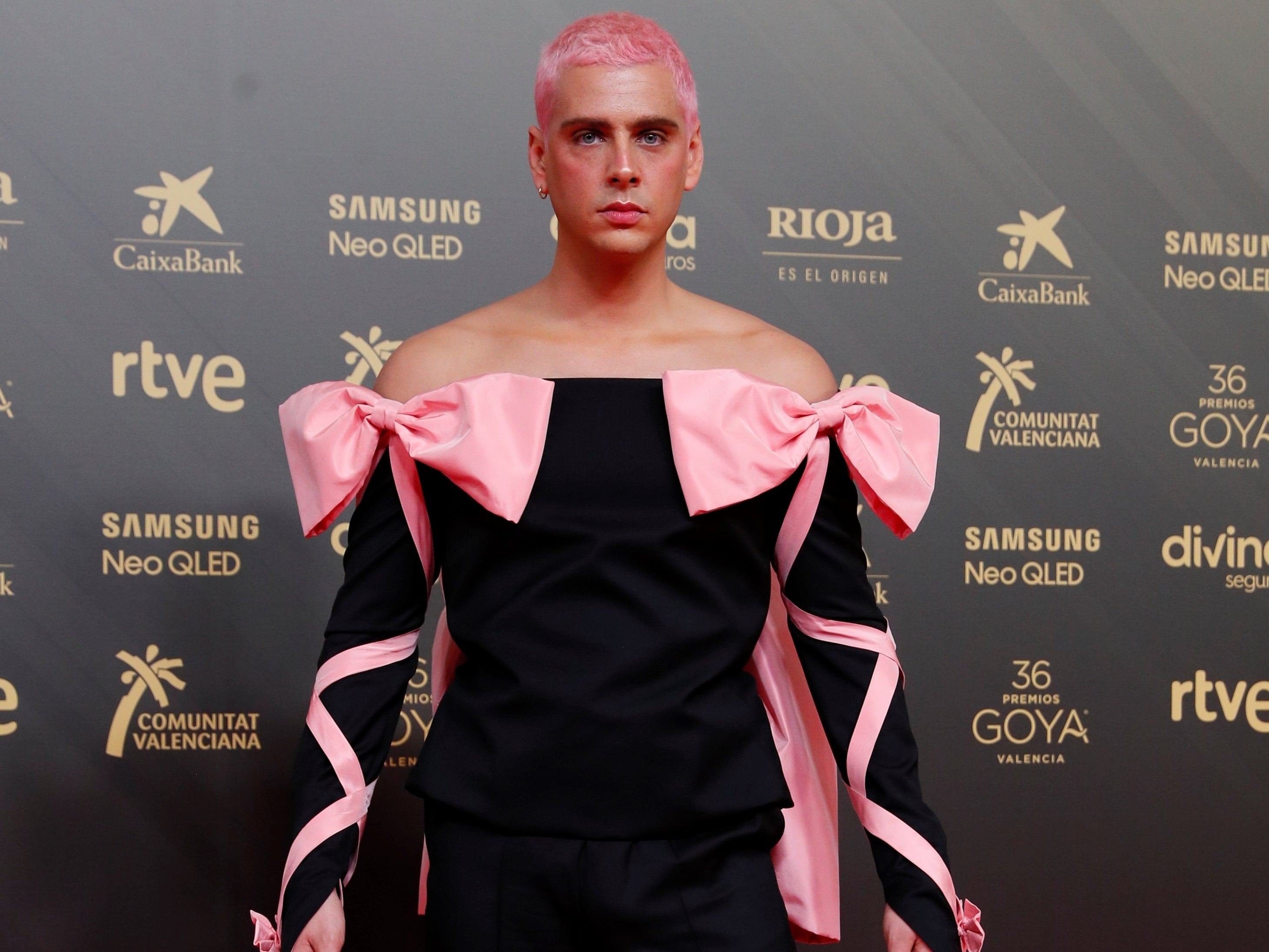 El director y actor Eduardo Casanova posa en la alfombra roja a su llegada a la gala de la 36 edición de los Premios Goya