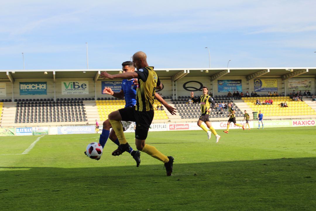 Amin disputando un balón con un jugador del San Roque