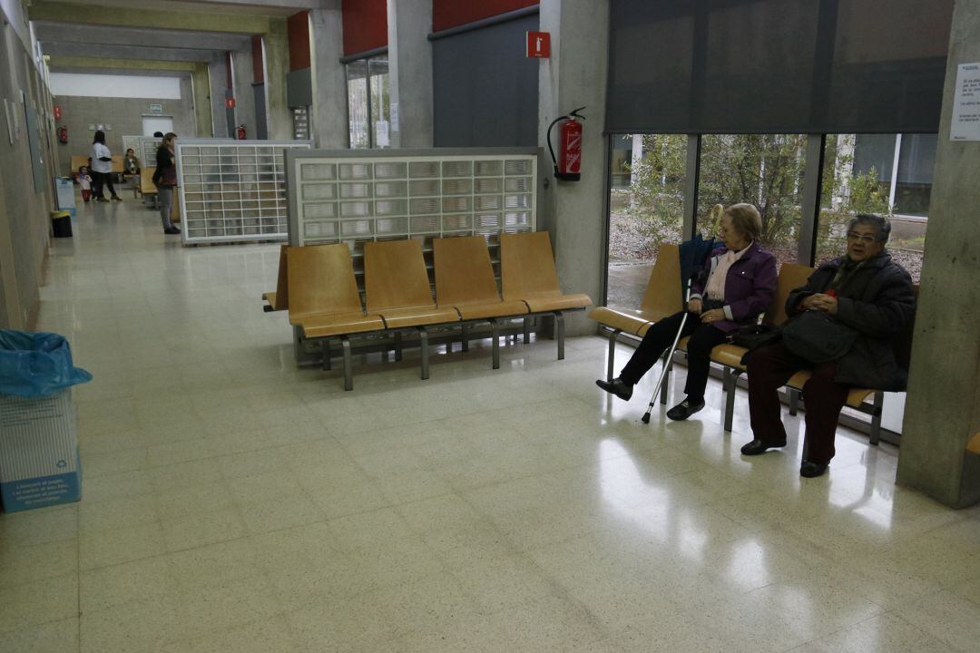 Pla general de dues dones esperant que la infermera els atengui al CAP de Can Gibert del Pla el 26 de novembre de 2018 (Horitzontal)