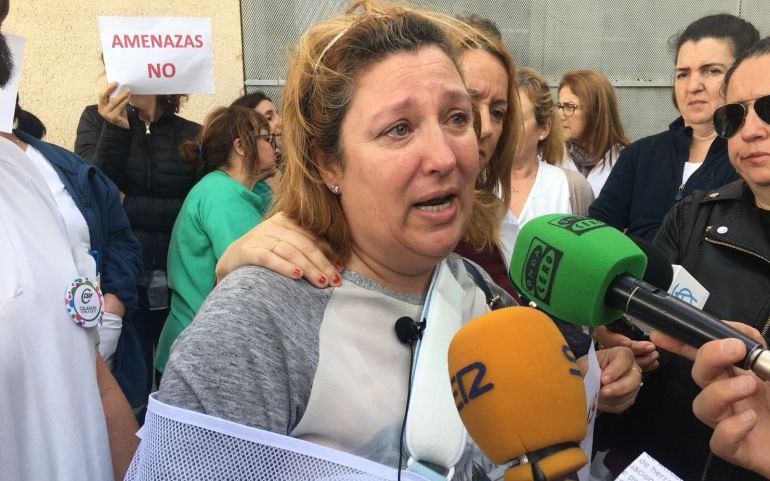 Carmen Corrales explica a los medios de comunciación como se produjo la agresión de laque fue objeto en el hospital.