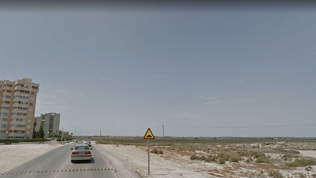 Vista de las dunas y el saladar de Aguamarga en la zona que se va a urbanizar desde el lunes.